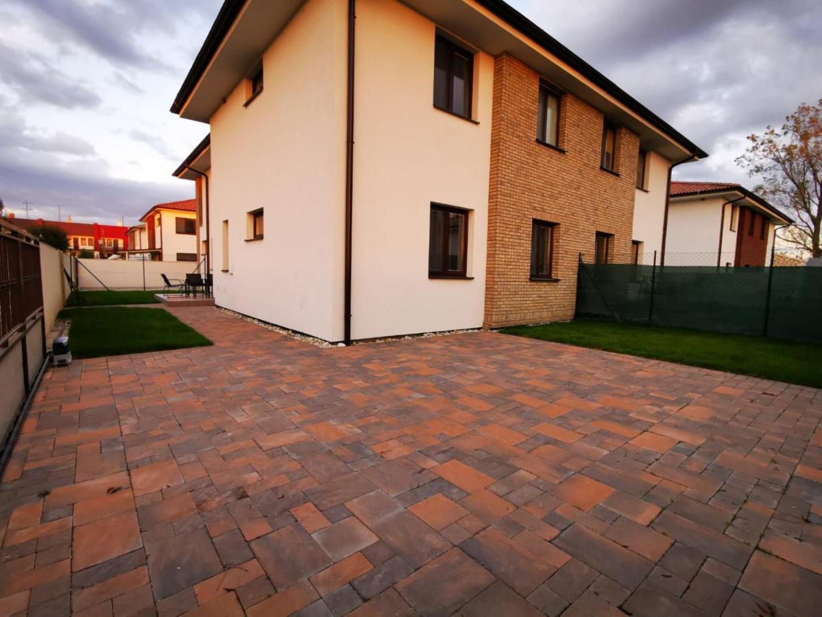 Ferienwohnung Relax And Sun Dunajská Streda Exterior foto